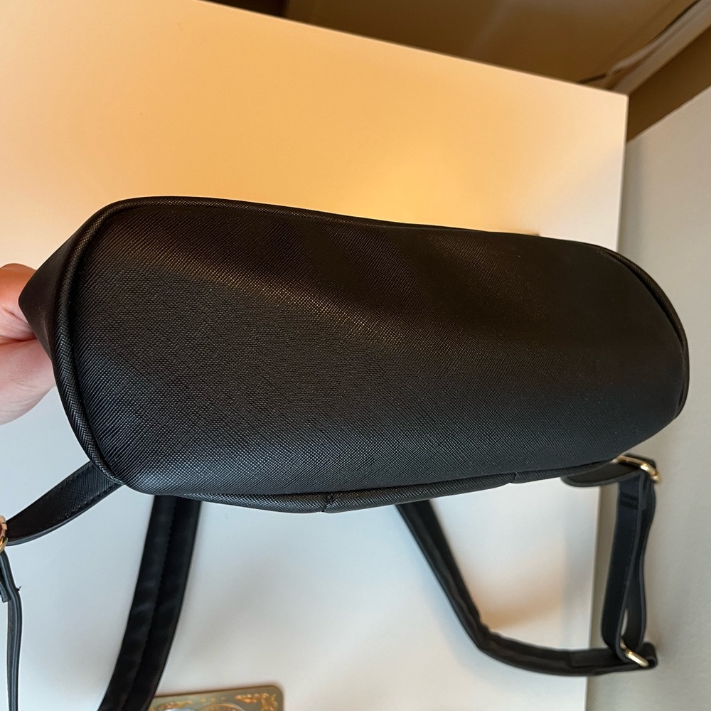 Tommy Hilfiger small faux leather backpack - black - Picture 6 of 11
